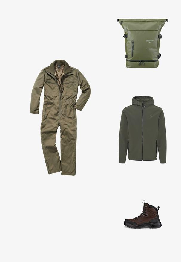 Hættejakke i olivengrøn, lavet af glat stof. Har en frontlynlås, to sidelommer og et lille logo på brystet.; Oliven grønt jumpsuit lavet af holdbart stof, med lynlås foran, ribbet krave og flere lynlåslommer på brystet og siderne.; Brun vandresko med et struktureret læderoverdel, sort gummitåhætte, forstærkede snørrebukser og en robust sål til godt greb.; Grøn rulle-top rygsæk med en tekstureret overflade, justerbare stropper, lynlås-lomme foran og logo-detaljer i hvid og sort.