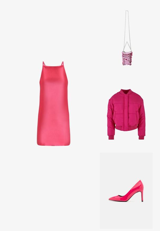 Fuchsia cropped pufferjack met een ronde hals, ribbelmanchetten en een sluiting aan de voorkant. Beschikt over gequiltte panelen en een gladde textuur.; Satijnen roze mouwloos jurkje met een slim fit, een gladde textuur en een rechte zoom, ontworpen met dunne bandjes en een minimalistische esthetiek.; Felroze patenten leren hoge hakkenpomp met een spitse neus en een slank silhouet, met een dunne stiletto hak en een zwarte binnenkant.; Glinsterende handtas met een rechthoekige vorm, voorzien van roze en donkerroze schubben. Zilveren kettingband, glanzende textuur en geen aanvullende patronen.