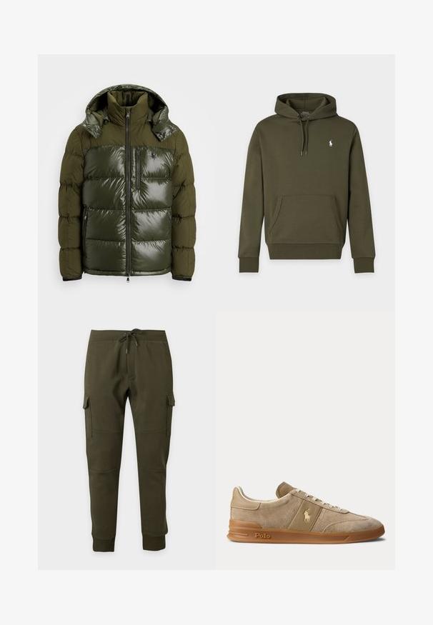 Groene pufferjack met een glanzende afwerking. Heeft een hoge kraag, afneembare capuchon, ritssluiting en twee zijzakken. Gemaakt van polyester.; Donkergroene hoodie met voorzak en klein wit Polo Ralph Lauren-logo op de linkerborst.; Donkergroene cargojoggingbroek met trekkoord in de taille, zijzakken met klep, geribde enkelboorden en kniezaaddetails op een effen achtergrond.; Beige suède en leren lage sneaker met gumzool, witte veters en Polo-logo op de zijkant en zool.