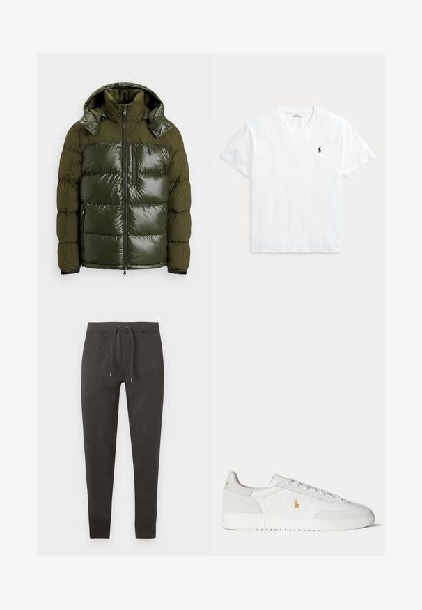 Groene pufferjack met een glanzende afwerking. Heeft een hoge kraag, afneembare capuchon, ritssluiting en twee zijzakken. Gemaakt van polyester.; Wit T-shirt met V-hals en korte mouwen met een klein marineblauw Polo Ralph Lauren paardenlogo op de linkerborst.; Donkergrijze sweatpants gemaakt van zacht materiaal, met een elastische tailleband en trekkoorden, taps toelopende pijpen en boorden bij de enkels.; Witte lage sneaker met vetersluiting, gouden Polo Ralph Lauren-logo aan de zijkant en een gestructureerde zool op een effen achtergrond.