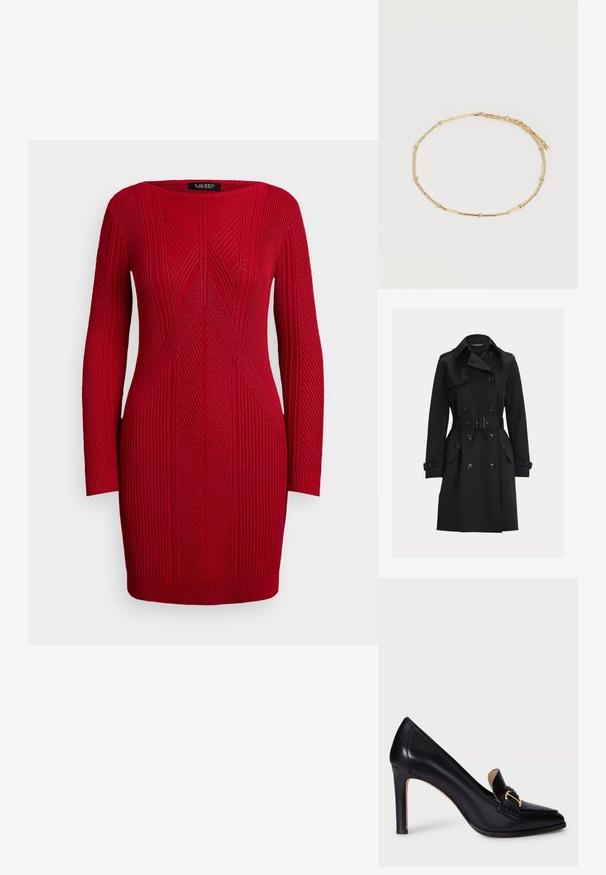 Zwarte dubbelgeknoopte trenchcoat met riem, schouderepauletten, klepzakken met knopen en manchetbandjes, getoond tegen een effen achtergrond.; Rode gebreide jurk met lange mouwen, met een textuurdesign van verticale en diagonale lijnen, een ronde halslijn en een getailleerde silouet.; Zwarte leren hoge hak schoen met een spitse neus en een decoratieve band met een gouden gesp. Gladde textuur en elegant ontwerp.; Delicate gouden ketting met kleine cilindervormige schakels en gelijkmatig verspreide ronde diamantaccenten op een effen lichte achtergrond.