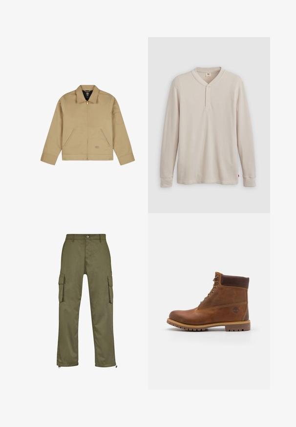 Beige, leichte Jacke mit Kragen, Reißverschluss vorne, zwei seitlichen Taschen und einem Aufnäher am linken Ärmel. Glattes, strapazierfähiges Material mit einer strukturierten Gestaltung.; Langärmliges Henley-Shirt aus leicht beigem Rippstoff mit V-Ausschnitt, Knopfleiste mit drei Knöpfen und angeschnittenen Ärmeln. Roter Logo-Tag am Saum.; Olivgrüne Cargo-Hosen mit geradem Schnitt, zwei Seitentaschen und Reißverschlüssen an den Bündchen. Hergestellt aus strapazierfähigem Material.; Braune Lederwanderschuhe mit glatter Oberfläche, gepolstertem Knöchel, Metallösen und einer Gummisohle mit robustem Profil.