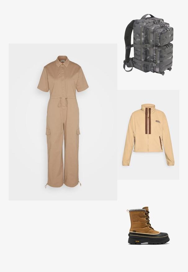 Beige Fleecejacke mit hohem Kragen, ausgestattet mit braunen vertikalen Streifen und einem Reißverschluss, abgerundet mit seitlichen Taschen und einem Logopatch.; Beige Kurzarm-Overall mit Kragen, verstellbarem Bund, seitlichen Cargo-Taschen und elastischen Knöcheln. Hergestellt aus glattem Material.; Hellbrauner Lederstiefel mit grauem Filzkragen, schwarzer Gummisohle, sichtbarer Schnürung und Vibram-Logo an der Ferse. Ausgestattet mit wasserdichten Materialien.; Tarnfarbenes Backpack in Grautönen; verfügt über mehrere Fächer, strapazierfähigen Stoff, verstellbare Riemen und ein strukturiertes Rückenteil.