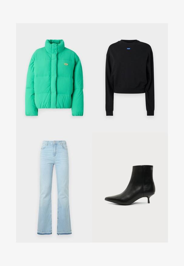 Grüne Steppjacke mit hohem Kragen, Druckknopfverschluss und horizontalen Nähten. Enthält ein kleines Logo auf der linken Seite.; Schwarzes, kurz geschnittenes Sweatshirt mit langen Ärmeln und gerippten Bündchen; auf der Vorderseite in der Nähe des Halsausschnitts befindet sich ein blauer rechteckiger Logo-Aufnäher.; Hellblaue Schlagjeans aus Denim, mit hoher Taille, Vordertaschen und einem rohen Saum an den Bündchen für einen lässigen Look.; Schwarzer Leder-Knöchel-Stiefel mit spitzer Spitze und niedrigem Kittenabsatz vor hellem Hintergrund, seitliche Ansicht.