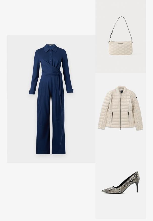 Beige pufferjack met een ritssluiting aan de voorkant, zijzakken en een staande kraag. Kenmerkt zich door een gewatteerde textuur en een slank, minimalistisch ontwerp.; Navyblauwe jumpsuit van zachte stof, voorzien van lange mouwen, een kraag, knoopsluiting aan de voorkant en een wikkeldesign met een ceintuur in de taille.; Dames hoge hak schoen met spitse neus, zwart, grijs en beige slangenhuidpatroon en een smalle naaldhak.; Beige Michael Kors schoudertas met herhalend MK-logo patroon, zilverkleurige logoplaat, ritssluiting en verstelbare zwarte band.