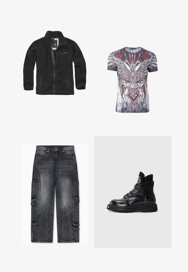 Schwarze Fleecejacke mit durchgehendem Reißverschluss und seitlichen Taschen. Texturierter Stoff, hoher Kragen und aufgesetzte Brusttasche mit Reißverschluss. Leichtes Design.; Grafisches T-Shirt mit grauem Grundton und auffälligem Design, das Flügel und ornamentale Elemente in Rot und Schwarz umfasst, mit einer strukturierten Optik.; Cargo-Jeans aus verblasstem dunkelgrauem Denim mit Seitentaschen, einzigartigen Nahtmustern, schmal zulaufenden Beinen und Metallakzenten.; Schwarze Lederstiefeletten mit einem strukturierten schwarzen Wildlederrand, dicker Gummisohle und metallischen Ösen für die Schnürsenkel.