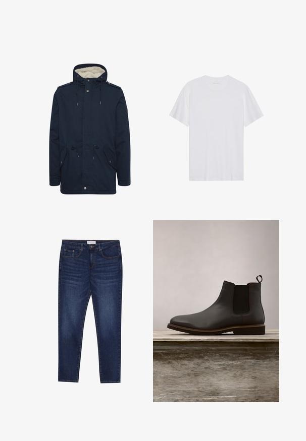 Parka bleu marine avec capuche réglable à cordon, poches avant et doublure intérieure douce. Comprend des fermetures à pression et à glissière.; T-shirt en coton blanc à manches courtes, col rond et texture lisse. Présente un branding minimal au niveau du col.; Jean slim-fit bleu foncé avec cinq poches, fermeture à bouton et couture contrastante, étiqueté Pier One à la taille.; Bottine Chelsea en cuir noir avec des panneaux élastiques sur les côtés et un bout arrondi, dotée d'une semelle texturée et de détails de couture subtils, surélevée au-dessus d'une surface en bois.