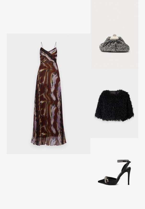 Sort faux fur cropped jakke med en tekstureret, fluffy overflade, rund halsudskæring og ingen synlige lukninger. Foret inderside synlig ved halsen.; Trykt maxikjole med tynde stropper, featuring en plisseret design i nuancer af brun, lilla og sort, med et abstrakt mønster.; Sort højhælet spids tå sko med rhinsten spænde detaljer og rhinsten ankelrem med sølv spænde.; Sort og sølvglitrende clutch med et samlet design. Metallås med en glat, rund form og tekstureret overflade.