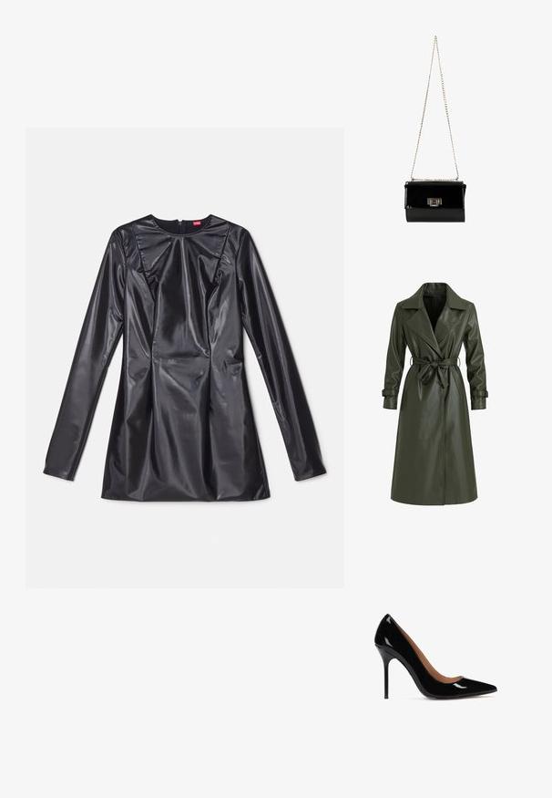 Olivgroene lange trenchcoat van glanzend vinyl. Voorzien van een reverskraag, dubbele knopenrij en een tailleceintuur voor aanpassing.; 032c TRAPEZE TOO TIGHT MINI DRESS - Cocktailjurk - black luster; Zwarte gepatineerde leren hoge hakpomp met een spitse neus en een slanke silhouet. Beschikt over een stiletto-hak en een gladde binnenvoering.; Zwarte gepatineerde leren handtas met een gouden schouderband, rechthoekige vorm, voorzien van een flapsluiting aan de voorkant en een metallic logo accent.