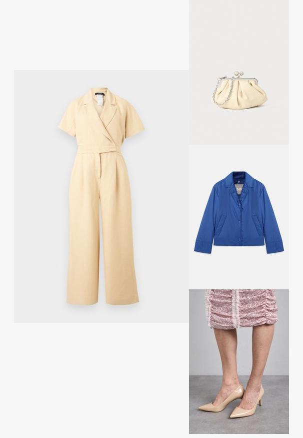 Blaue gepolsterte Jacke mit Kragen, vorderem Knopfverschluss und zwei Seitentaschen. Sie hat eine glatte Textur und ein cropped Design.; Beiger Jumpsuit mit kurzen Ärmeln, weitem Bein, Wickel-V-Ausschnitt und taillierter Passform, gefertigt aus leichtem Stoff.; Beige Lackleder-Pumps mit spitzem Zehenbereich und schmalem Absatz. Glatte Textur mit elegantem Design. Getragen zu einem pinken Paillettenkleid.; Faltige beigefarbene Ledertasche mit einem silbernen Metallrahmen, ausgestattet mit zwei runden dekorativen Verschlüssen und einem silbernen Kettenriemen.