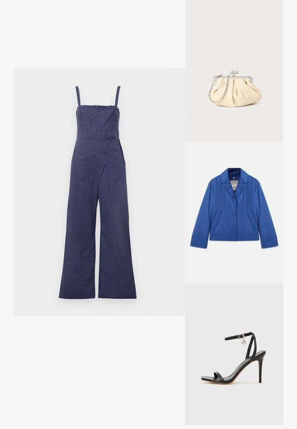 Blaue gepolsterte Jacke mit Kragen, vorderem Knopfverschluss und zwei Seitentaschen. Sie hat eine glatte Textur und ein cropped Design.; Nachtblauer Jumpsuit mit dünnen Trägern, tailliertem Oberteil und weitem Bein. Verfügt über einen Reißverschluss im Rücken und eine glatte Stoffoberfläche.; Schwarze High-Heel-Sandale mit schmalem Knöchelriemen, quadratischer Zehenbox, glattem Leder und metallischem Schnallenakzent.; Faltige beigefarbene Ledertasche mit einem silbernen Metallrahmen, ausgestattet mit zwei runden dekorativen Verschlüssen und einem silbernen Kettenriemen.