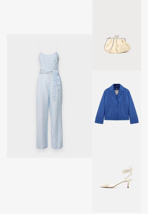 Blå polstret jakke med krave, frontlukning med knapper og to sidelommer. Har en glat tekstur og et kort design.; Lyseblå jumpsuit med spaghetti-stropper, blomsterprint og et matchende bælte i livet. Løs pasform, bred ben-design.; Kremfarvet sandal med lave hæle, bindebånd om anklen og en bred snoet rem over tæerne på en ensartet hvid baggrund.; Plisseret beige læderclutch med en sølvmetalramme, der har to runde dekorative låse og en sølvkædetrasporte.