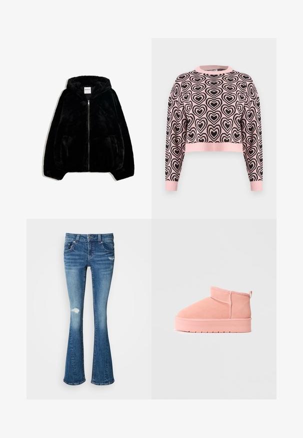 Sort jakke i faux pels med lynlås foran, hætte og sidelommer. Har en glat tekstur og en afslappet pasform for komfort.; Lyserød cropped sweater med sort hjerteprint, ribbet rund halsudskæring og manchetter. Materialet ser blødt ud med en tekstureret overflade.; Blå denim flared jeans med en mellemhøj talje, slidte detaljer på knæene og en glat, struktureret overflade gennemgående.; Lyserød ruskindsankelstøvle med flad platformsoled, syet detalje og trækstrop på ensfarvet lys grå baggrund, set fra siden.