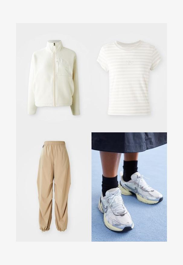 Wit fleece jack met hoge kraag, volledige ritssluiting en een borstzak. Zachte textuur en casual ontwerp.; Witte gestreepte t-shirt met korte mouwen, gemaakt van zachte katoen. Heeft een ronde hals en een klein geborduurd Nike-logo op de borst.; Beige lichte broek met een elastische tailleband, taps toelopende boorden en een soepele textuur, met een relaxte pasvorm en zonder zichtbare patronen of versieringen.; Witte en zilveren Nike sneakers van meshstof, met reflecterende accenten en een beige zool. Gedragen met zwarte sokken, staand op een blauwe ondergrond.