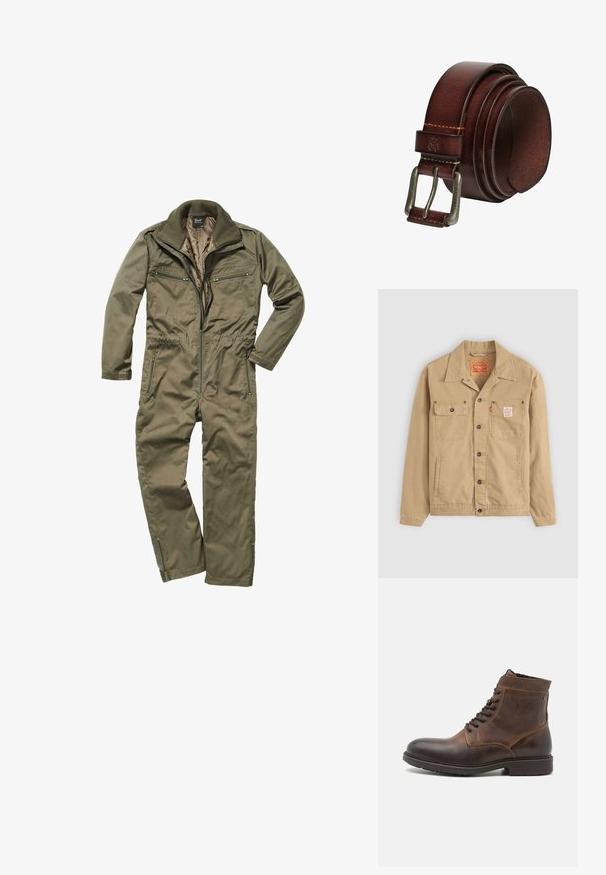 Levi's® Workwear SUNRISE TRUCKER - Lichte jas - tiger's eye; Olijfgroene jumpsuit gemaakt van duurzaam weefsel, met een ritssluiting aan de voorkant, geribde kraag en meerdere met rits afsluitbare zakken op de borst en zijkanten.; Jack & Jones JFWDELANEY BOOT - Veterboots - cognac; Opgerolde donkerbruine leren riem met metalen pin gesp gegraveerd met "SUPERDRY" en zichtbare stiksels nabij de gesp.