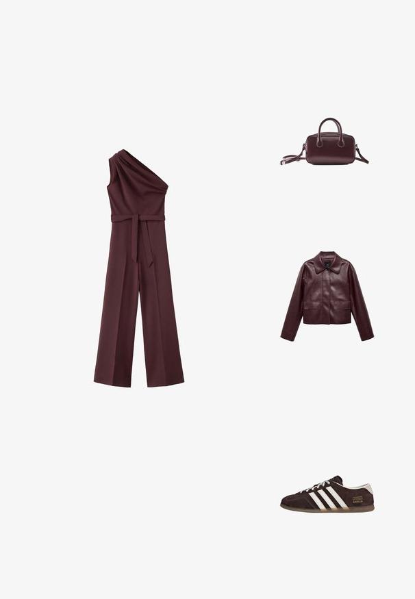 Burgunderrote, taillierte Lederjacke mit Kragen, Knopfverschluss auf der Vorderseite und zwei Brusttaschen. Schmale Passform und enganliegende Ärmel.; Ärmelloser bordeauxfarbener Jumpsuit mit einer Schulter, plissiertem Oberteil, weiten Beinen und einem Stoffgürtel, der an der Taille gebunden ist.; Braune Wildleder-Sneaker mit drei weißen Streifen, Gummisohle und Textlabel "Gazelle" in Gold. Schnürdesign mit grauen Schnürsenkeln.; Kleine dunkelbraune Ledertasche mit doppelten Griffen und abnehmbarem Schulterriemen auf weißem Hintergrund.