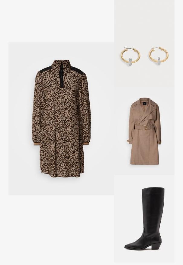 MARCIANO BY GUESS CHRISTINA - Trenchcoat - taupe; Leopardenmuster-Kleid mit kragenförmigem Ausschnitt, vierknopfiger Knopfleiste, schwarzen Schultereinsätzen und langen Ärmeln mit umschlagenen Säumen.; Schwarzer Lederstiefel bis zur Wade mit spitzer Spitze und niedrigem schrägem Absatz vor einfachem hellem Hintergrund.; Paar goldfarbene Creolen mit kleinem silberfarbenem Schlaufen-Detail an jeder, vor hellem grauem Hintergrund präsentiert.