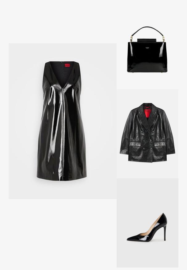 Sort faux læder dobbeltbrystet blazer med spidse revers, to forlommer og en glat, blank overflade. Rød foring synlig indeni.; Sort, ærmeløs kjole med V-udskæring og blank, reflekterende overflade; har en central lynlås og minimalistisk design.; Sorte lakerede højhælede sko med en spids tå-design og en strømlinet silhuet. Har en glat, skinnende finish og en slank stiletto-hæl.; Sorte patentlæder håndtaske med et struktureret design, der har et top håndtag, guld hardware detaljer og en lille frontklap.