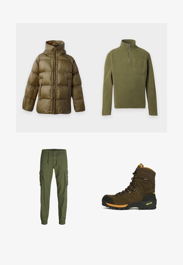 CLOSED PUFFER JACKET - Veste d'hiver - marsh green; Pull en polaire vert olive avec un col zippé à mi-hauteur, des manches longues et une poche sur la poitrine. Texture douce avec un design durable.; Pantalons cargo vert olive avec taille élastique, cordon de serrage, deux grandes poches latérales et bas fuselés. Fabriqués en tissu durable.; Botte de randonnée montante marron avec bout renforcé noir, accents orange, semelle Vibram robuste, et lacets noirs et orange.