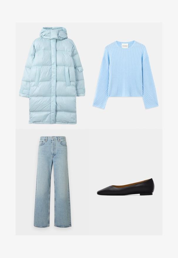 Lysblå puffer-jakke med hætte, med et quiltet design, sidelommer og justerbare manchetter. Glat, blankt stoftekstur.; Lyseblå ribbet sweater med rund halsudskæring og lange ærmer, der har et tekstureret mønster og en cropped pasform. Mærket er synligt indeni.; Lyseblå vide bukser i denimstof med høj talje. Har fem lommer, knaplukning og subtilt falmet tekstur.; Sort læder flad sko med spids tå, lav hæl og glat finish, vist fra siden på en lysegrå baggrund.