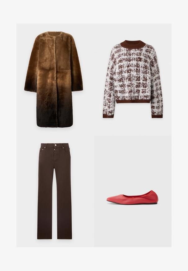 Brun faux fur frakke med rund halsudskæring, lange ærmer og en ombre-effekt, der skifter fra lys til mørk brun. Blød tekstur.; Brun og hvid mønstret striktrøje med ribbet krave, manchetter og kant, med høj rund halsudskæring og lange ærmer.; Brune jeans med lige ben lavet af bomuldsblanding, med knaplukning, fem lommer og rene linjer uden mønstre.; Filippa K REY FLATS - Ballerinasko - bright red