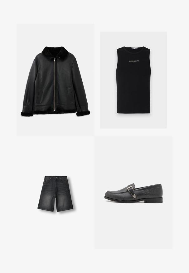 Schwarze Lederjacke mit weichem Pelzkragen, -manschetten und -saum, ausgestattet mit einem Frontreißverschluss und zwei Schlitztaschen.; Schwarzes ärmelloses geripptes Tanktop mit weißem "MAISON KITSUNÉ PARIS"-Logo mittig auf der Brust, runder Ausschnitt.; Schwarze Denim-Shorts mit Fronttaschen, Gürtelschlaufen, Knopfverschluss und ausgewaschenen Details an den Oberschenkeln, flach auf weißem Hintergrund liegend.; The Kooples CHAUSSURES - Slipper - black