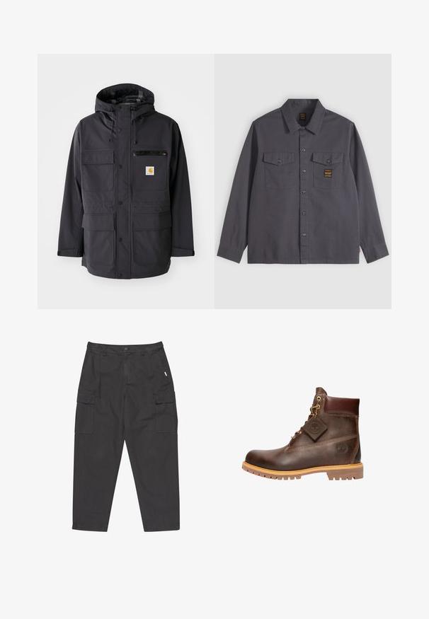 Zwarte hooded jacket van een gladde stof, met meerdere voorkruiszakken, een ritszak op de borst en een logo patch.; Donkergrijs overhemd met lange mouwen en knopen, met twee borstzakken, waarvan één met een klein zwart-gouden label.; Zwarte cargobroek met een losse pasvorm, voorzien van meerdere zakken, een knoopsluiting en een gestructureerde stof.; Bruine leren enkelboot met een ronde neus, stevige zool, hardware in goudkleur en een gestructureerde bovenkant. Inclusief een merklabel dat is bevestigd.
