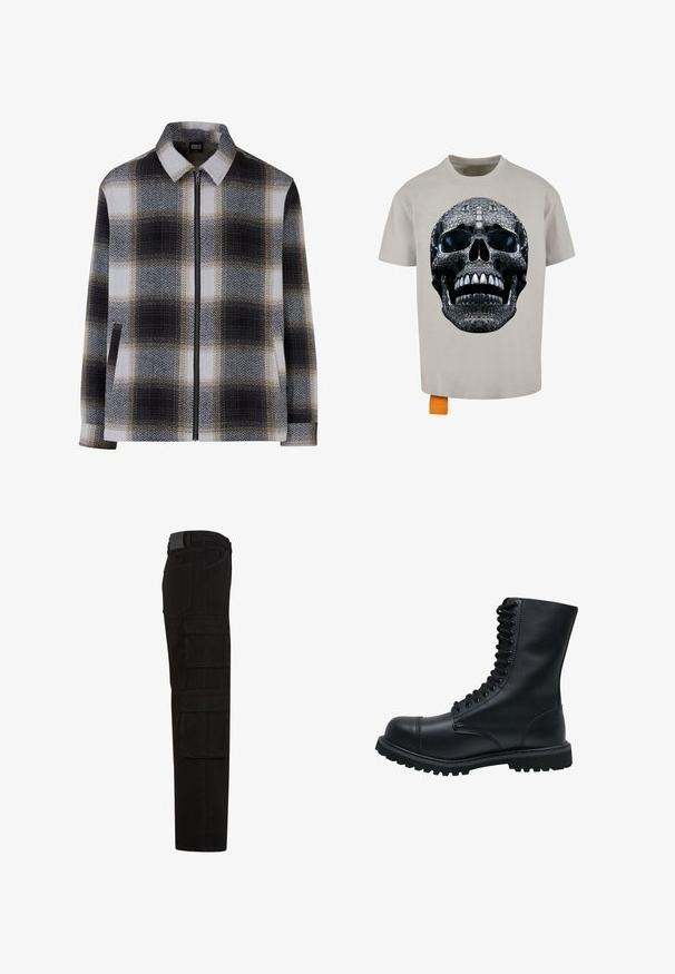 Kravejakke i ternet mønster med sorte, hvide og beige nuancer. Lynlås lukning og to sidelommer. Blød tekstur.; Grå t-shirt med et stort sort og sølv skull grafik på fronten, med et orange mærke i nederste venstre hjørne.; Sorte cargobukser med flere store lommer med klap, bæltestropper og lige ben, vist fra siden.; Sort læder snørebåndsstøvle med rund tå, høj skaft, tyk gummisål og struktureret overflade. Har forstærket syning langs sømmene.