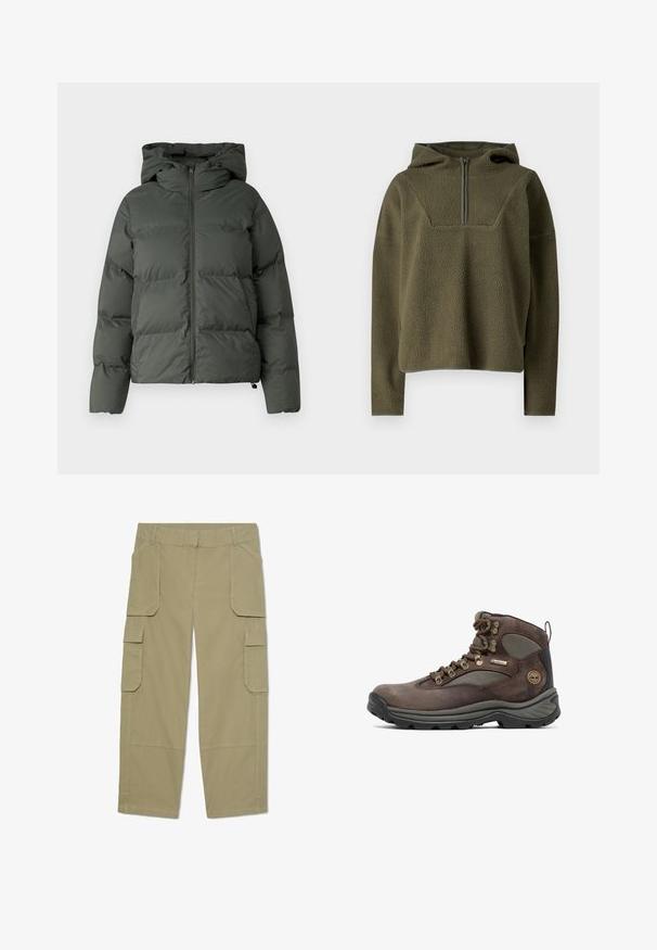 Puffjacke in Dunkelgrün, mit Kapuze, durchgehendem Reißverschluss und gestepptem Design mit horizontalen Baffles. Glatte, matte Oberfläche.; Olivgrüner Fleece-Pullover mit Kapuze, halbem Reißverschluss vorne, strukturiertem Stoff und kontrastierenden Besätzen am Saum und den Bündchen.; Khakifarbene Cargohose mit mehreren Klappentaschen vorne und an den Seiten, geradem Bein und Gürtelschlaufen in der Taille.; Braune Wanderschuhe mit Obermaterial aus Leder und Mesh, Gummisohle, Metallösen und einem Markenpatch. Entwickelt für Langlebigkeit und Unterstützung.