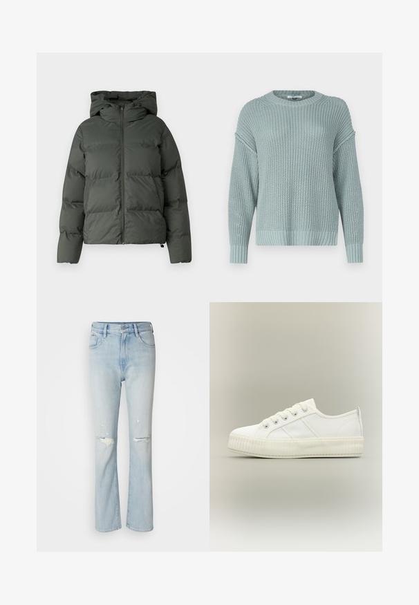 Puffjacke in Dunkelgrün, mit Kapuze, durchgehendem Reißverschluss und gestepptem Design mit horizontalen Baffles. Glatte, matte Oberfläche.; Hellblau gestrickter Pullover mit rundem Halsausschnitt, überschnittenen Schultern und gerippten Bündchen. Verfügt über ein strukturiertes Muster im gesamten Stoff.; Hellblaue Jeans mit hoher Taille, ausgestelltem Bein, ausgefransten Details und ausgeschnittenem Stoff an den Knien. Fünf-Taschen-Design.; Weißer Sneaker mit niedrigem Schaft, dicker gerippter Sohle, Schnürung vorne und Zuglasche an der Ferse vor neutralem Hintergrund.