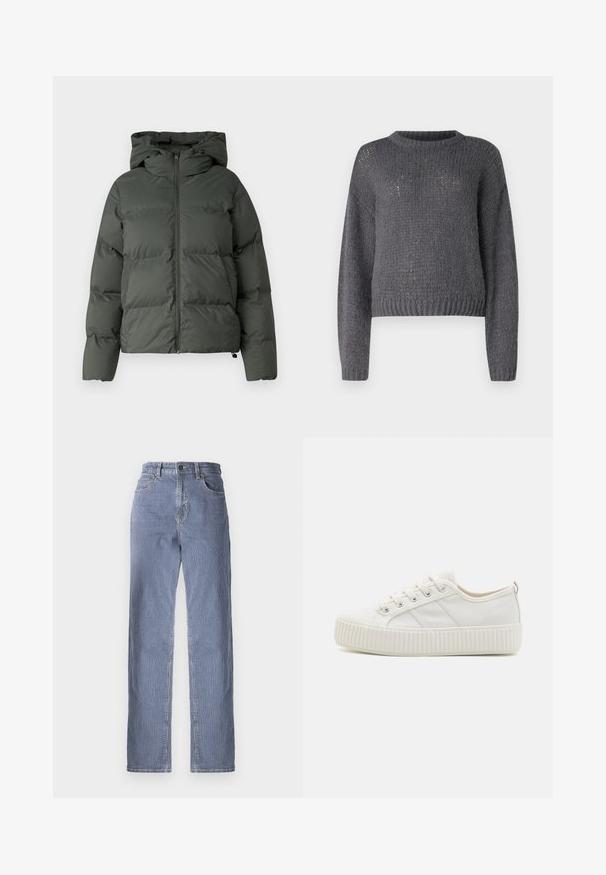 Puffjacke in Dunkelgrün, mit Kapuze, durchgehendem Reißverschluss und gestepptem Design mit horizontalen Baffles. Glatte, matte Oberfläche.; Grauer Strickpullover mit Rundhalsausschnitt, langen Ärmeln und geripptem Saum. Hat eine strukturierte, leicht lockere Maschenware.; Gestreifte Denim-Jeans mit geradem Bein, ausgestattet mit einem Knopf- und Reißverschluss, fünf Taschen und einem leichten Farbverlauf.; Weiße Segeltuchturnschuhe mit einer strukturierten Gummisohle, runder Zehenpartie und Schnürdesign, das drei seitliche Streifen aufweist.