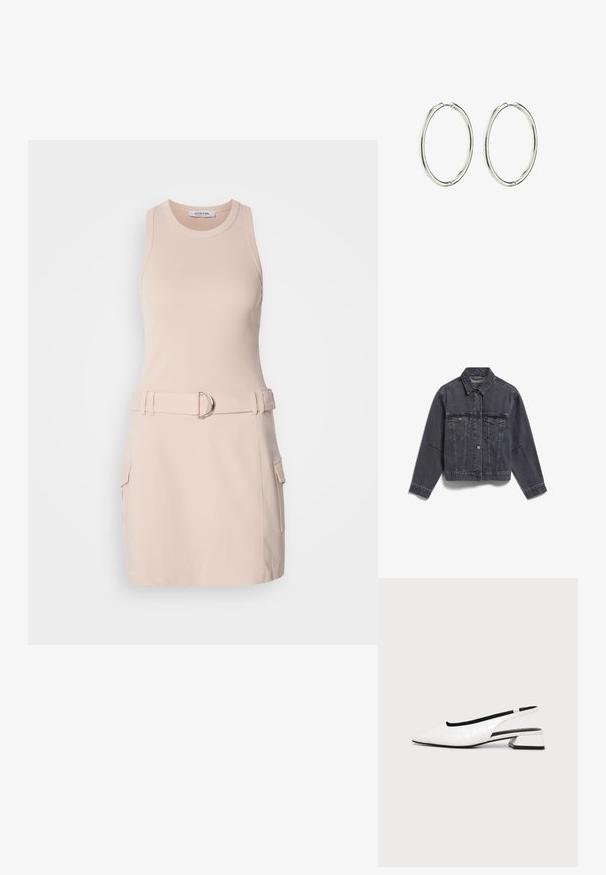 Dunkelgraue Denimjacke mit kragenähnlichem Hals, zwei Brusttaschen, Knopfverschlüssen und sichtbaren Steppnähten. Lange Ärmel mit umgeschlagenen Säumen.; Ärmelloses beige Kleid mit einem gerippten Oberteil, einem Taillenbund mit einer silbernen Schnalle und zwei seitlichen Cargo-Taschen. Glatte Textur, lässiges Design.; Weißer, niedrig gehaltener Slingback-Schuh mit Krokodilmuster, spitzer Kappe und schwarzer Innenausstattung vor einfachem hellgrauem Hintergrund.; Silberne Creolen mit einer glatten, polierten Oberfläche. Runde Form, leichtes Design und mit einem sicheren Verschlussmechanismus ausgestattet.