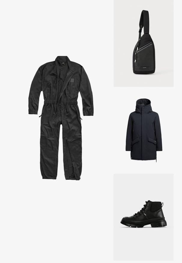 khujo CARL - Vinterfrakke - dunkelblau; Brandit BRANDIT HERREN EINSATZKOMBI - Buksedragter - black; Sort ankelhøj læderstøvle med tyk rillede sål, metaløjer og logoet "KARL" præget på sidepanelet.; Sort skuldertaske med tekstureret design og gittermønster, justerbar rem og lynlåslomme med sølvfarvede metaldetaljer.