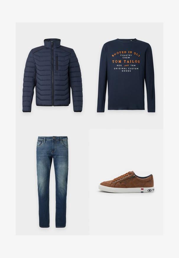 Marineblaue Steppjacke mit vertikalen Nähten, hohem Kragen, durchgehendem Reißverschluss und Brusttasche; mit kontrastierendem Stoff auf den Schultern.; Marineblaue Langarmshirt mit Rundhalsausschnitt, bedruckt mit orangefarbenem und weißem Text: "VERWURZELT IN QLY COASTAL CREW TOM TAILOR 1962 ORIGINAL CUSTOM GOODS."; Blaue Jeans aus Denim mit geradem Schnitt, ausgebleichtem Vorderteil, Kontrastnähten, fünf Taschen und einem Knopfverschluss.; Braune Leder Sneaker mit weißer Gummisohle, Schnürung an der Vorderseite, seitlichem Reißverschluss und Logo-Akzenten in Rot, Weiß und Blau an der Ferse.