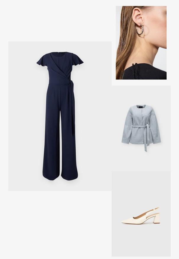 Veste gris clair à manches longues, col rond, sans boutons et avec une ceinture à nouer à la taille, présentée sur un fond uni.; Combinaison bleu marine avec manches courtes volantées, design croisé, pantalons larges et détail de nœud sur le côté. Confectionnée en tissu lisse.; Escarpin slingback en cuir verni crème brillant, avec un bout pointu et un talon carré épais pour la stabilité. Design minimaliste, sans ornements.; Boucle d'oreille en argent avec une finition polie, présentant de petits détails en or et de forme ronde, portée sur le lobe.