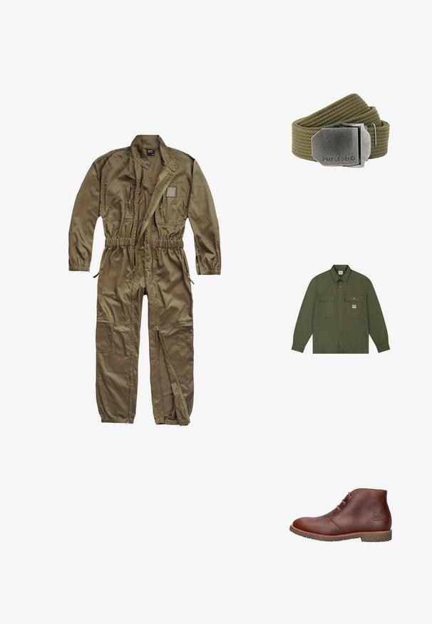 Lee WORKWEAR - Spijkerjas - oak moss; Olijfgroene utility jumpsuit gemaakt van duurzaam materiaal, met een rits aan de voorkant, een elastische tailleband en meerdere zakken op de romp en benen.; Bruine leren enkellaars met drie oogjes voor veters, rubberen zool en een reliëflogo aan de zijkant.; Olivengroene geweven stoffen riem met een grote rechthoekige geborstelde metalen gesp gegraveerd met "PME LEGEND".