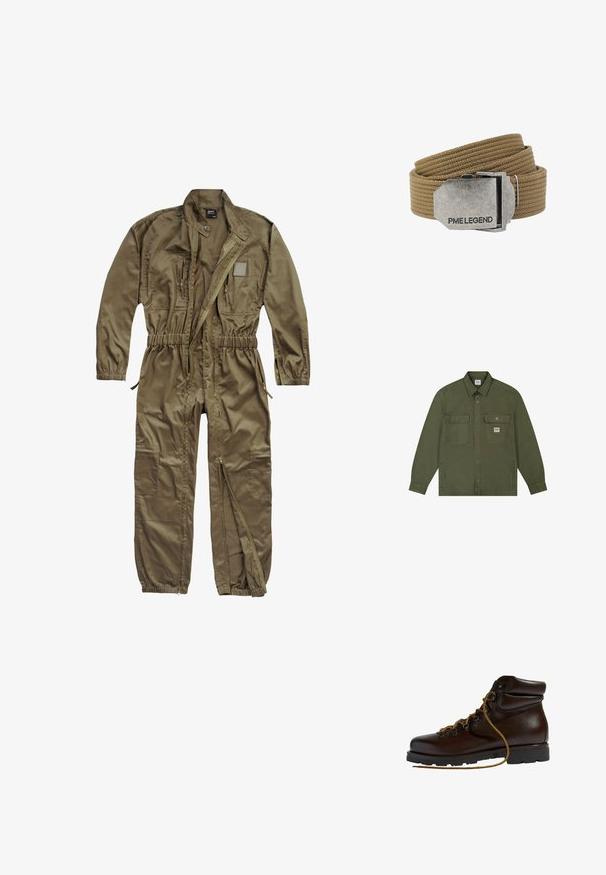 Lee WORKWEAR - Jeansjacke - oak moss; Olivgrüner Utility-Overall aus strapazierfähigem Stoff, mit einem Reißverschluss vorne, elastischem Bund und mehreren Taschen am Oberkörper und an den Beinen.; Brauner Leder-Wanderschuh mit abgerundetem Zeh, strukturierten Oberflächen, gelben Schnürsenkeln und Metallösen. Enthält eine robuste schwarze Gummisohle.; Hellbrauner gewebter Stoffgürtel, zusammengerollt, mit einer rechteckigen silbernen Metallschnalle, auf der "PME LEGEND" eingraviert ist.