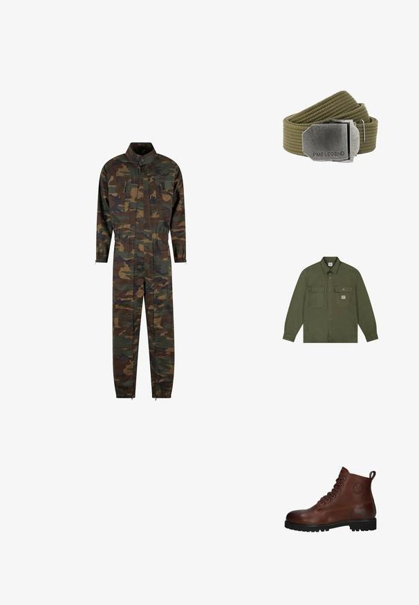 Lee WORKWEAR - Jeansjacke - oak moss; Langärmliger Jumpsuit mit Camouflage-Muster und Frontreißverschluss, mehreren mit Reißverschluss versehenen Brusttaschen, elastischen Bündchen und hohem Kragen.; Braune Lederstiefelette mit strukturiertem Obermaterial, sechs Ösen, einer schwarzen Gummisohle und einer Schlaufe für leichtes Anziehen.; Olivgrüner gewebter Stoffgürtel mit einer großen rechteckigen gebürsteten Metallschnalle, auf der "PME LEGEND" eingraviert ist.