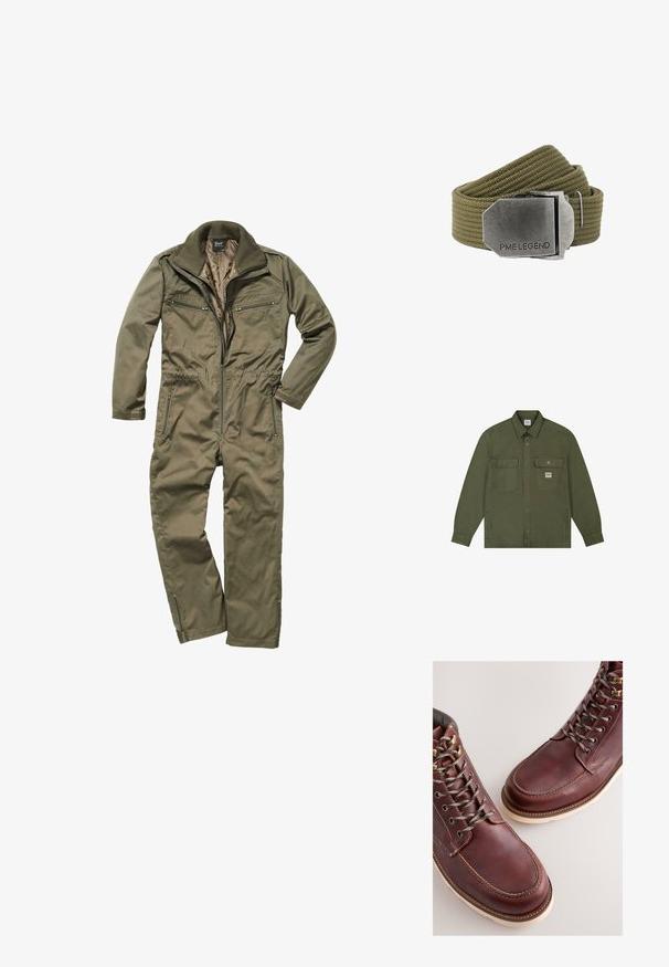 Lee WORKWEAR - Jeansjacke - oak moss; Olivgrüner Overall aus strapazierfähigem Material, mit Reißverschluss vorne, geripptem Kragen und mehreren mit Reißverschluss versehenen Taschen auf der Brust und an den Seiten.; Braune Lederstiefel mit einer glatten Oberfläche, ausgestattet mit Metallösen, grauen Schnürsenkeln und einer cremefarbenen Gummisohle. Nahtdetail entlang der Kanten.; Olivgrüner gewebter Stoffgürtel mit einer großen rechteckigen gebürsteten Metallschnalle, auf der "PME LEGEND" eingraviert ist.