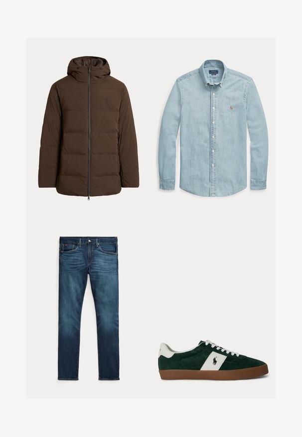Brun polstret vinterjakke med hætte, lynlås foran, sidelommer og diskret broderet logo på brystet.; Lyseblå langærmet denimskjorte med knapkrave, hvide knapper og et lille broderet Polo Ralph Lauren-logo på brystet.; Mørkeblå slim-fit jeans med frontknap og lynlås, fem lommer og subtil falmen på forreste lår og knæ.; Mørkegrøn ruskindssneaker med hvid side-stribe, hvide snørebånd, brun sål og Polo Ralph Lauren-logo på siden og hælen.