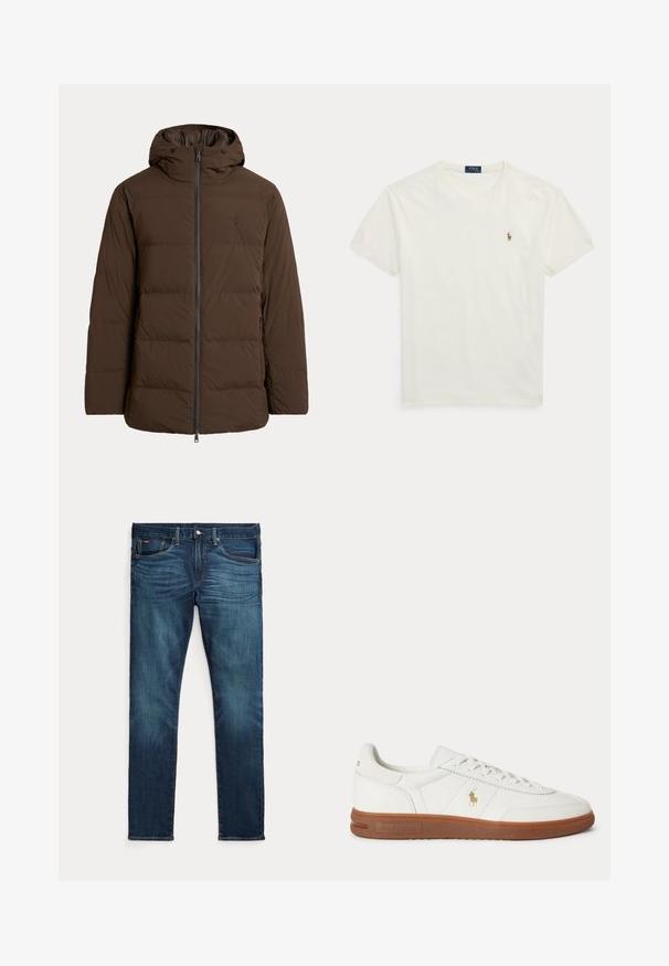 Brun polstret vinterjakke med hætte, lynlås foran, sidelommer og diskret broderet logo på brystet.; Hvid kortærmet bomulds-T-shirt med rund hals, lille Polo Ralph Lauren broderet logo på venstre bryst.; Mørkeblå slim-fit jeans med frontknap og lynlås, fem lommer og subtil falmen på forreste lår og knæ.; Hvid lavt sneaker med brun sål, snørebånd foran og lille guld Polo Ralph Lauren-logo på siden.