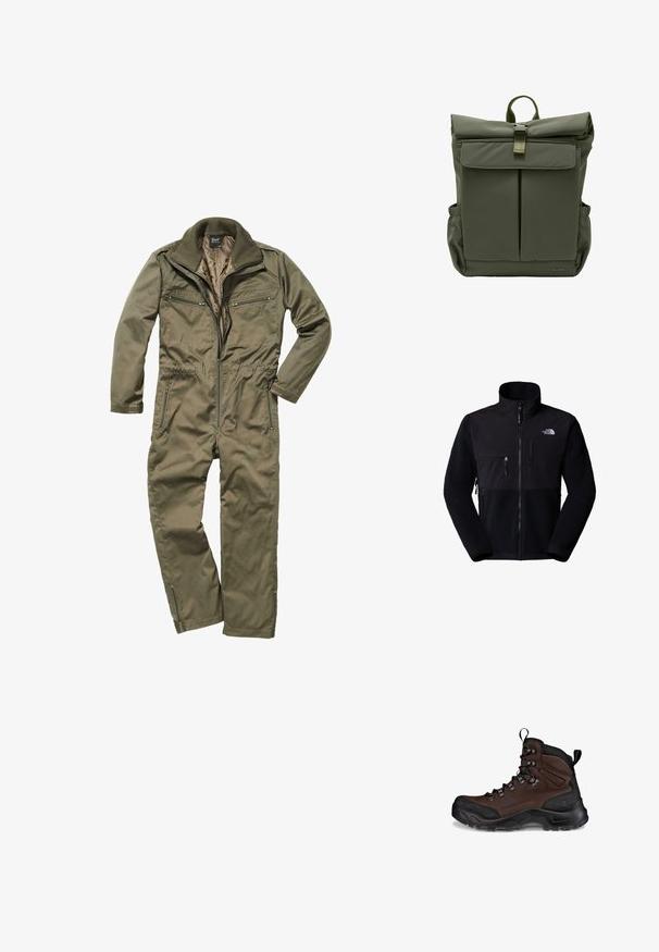 Schwarze Fleecejacke mit Nylon-Oberteil, hohem Kragen, durchgehendem Reißverschluss, linke Brusttasche und Logo auf der oberen rechten Seite. Texturiertes Fleece im unteren Bereich.; Olivgrüner Overall aus strapazierfähigem Material, mit Reißverschluss vorne, geripptem Kragen und mehreren mit Reißverschluss versehenen Taschen auf der Brust und an den Seiten.; Brauner Wanderstiefel mit einem strukturierten Leder-Obermaterial, schwarzem Gummi-Zehenkappen, verstärkten Ösen und einer robusten Außensohle für Halt.; Olivgrüner Rolltop-Rucksack mit vorderer Klappentasche, Metall-Schnallenverschluss, Seitentaschen und geflochtenem oberen Tragegriff.
