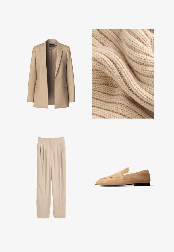Blazer beige con solapas de pico y dos bolsillos frontales; confeccionado en tejido suave, tiene un cierre abierto y un corte entallado.; Tela beige de punto con acanalado texturizado, que muestra variaciones de grosor y una apariencia suave y difusa. Los hilos están tejidos de forma apretada.; Pantalones de tela ligera, plisados y en color beige. Presentan un corte recto, cinturilla con detalle de costura y sin bolsillos visibles.; Mocasín de ante marrón claro con un tacón bajo negro y una amplia tira decorativa en la parte superior, mostrado de perfil sobre un fondo blanco.
