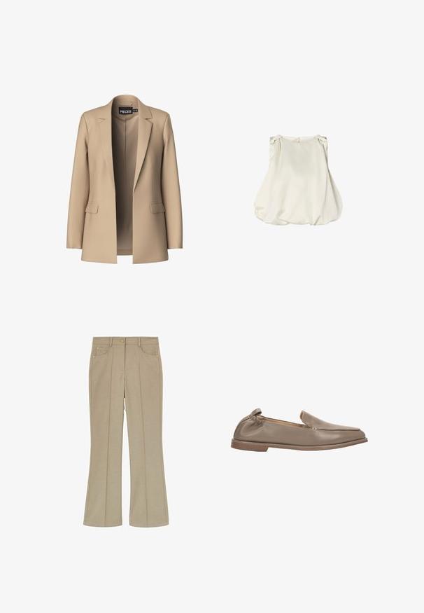 Beige Blazer mit Reverskragen und zwei Vordertaschen; aus glattem Stoff gefertigt, hat er eine offene Vorderseite und eine figurschmeichelnde Passform.; Ärmellose weiße Bluse mit gerafftem Stoff an den Schultern und einem lockeren, ballonförmigen Saum.; Beige Hose mit hoher Taille, vorderen Falten, Seitentaschen, Gürtelschlaufen und Knopfverschluss, auf weißem Hintergrund dargestellt.; Weicher beiger Lederschuh zum Hineinschlüpfen mit flacher Sohle, niedrigem Absatz, elastischem Fersenbereich und Mokassin-Stil Obernaht.