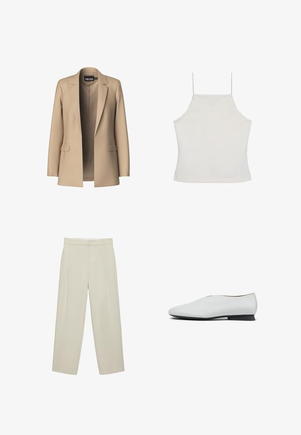 Beige blazer met notch-lapels en twee voorzakken; gemaakt van gladde stof, het heeft een open voorkant en een getailleerde pasvorm.; Witte mouwloze crop top met dunne bandjes en een subtiel "cK"-logo geborduurd op de borst, effen achtergrond.; Beige hoog getailleerde, op maat gemaakte broek met zijzakken, riemlussen en een voorritssluiting, met rechte pijpen.; Witte leren schoen met een afgeronde neus en lage zwarte hak, met een gladde textuur en een eenvoudige, elegante uitstraling.