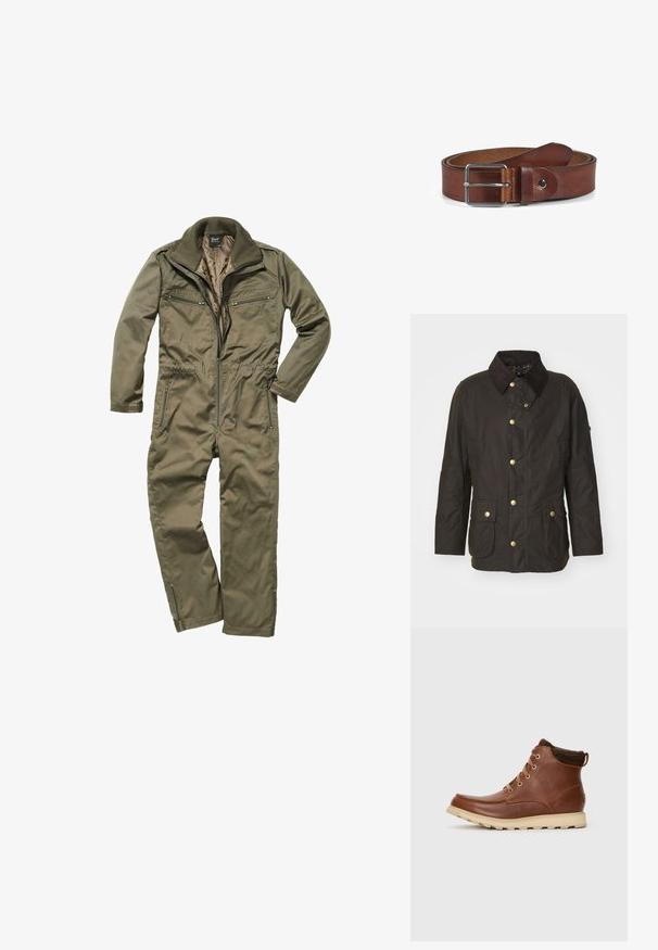 Braune gewachste Jacke mit einem Cordkragen, goldenen Knöpfen, zwei vorderen Taschen und einer lässigen Passform. Glatte Textur mit einem leicht glänzenden Finish.; Olivgrüner Overall aus strapazierfähigem Material, mit Reißverschluss vorne, geripptem Kragen und mehreren mit Reißverschluss versehenen Taschen auf der Brust und an den Seiten.; Braune Leder-Schnürstiefel mit beiger Sohle und gepolsterter Kragen, entworfen für wasserdichten Einsatz.; Brauner Leder Gürtel mit einer silbernen Metallschnalle, die eine glatte Oberfläche und eine abgerundete Leder Spitze aufweist, gesichert durch ein passendes Band.