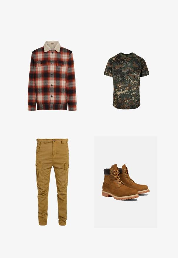 Rood, zwart en wit geruit jack met knopen aan de voorkant, twee borstzakken en een crèmekleurige sherpa-kraag.; Camo t-shirt van katoen, met een meerkleurig patroon in groen, bruin en zwart. Ronde hals en korte mouwen.; Khaki cargobroek gemaakt van stevige katoenmix, met meerdere zijzakken, een knoopsluiting en een iets taps toelopend beenontwerp.; Bruine suède enkellaarsjes met een gevoerde zwarte kraag, gouden oogjes en een dikke rubberen zool met een profielpatroon voor grip.
