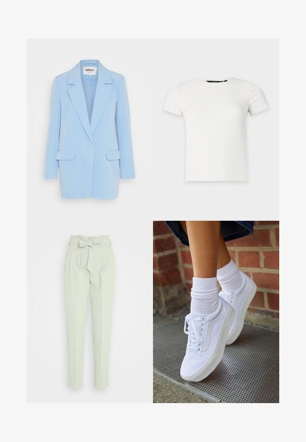 Lyseblå blazer med en enkelt knaplukning, smal krave, to frontlommer og en skræddersyet pasform. Glat stofstruktur.; Hvid kortærmet ribstrikket t-shirt med rund halsudskæring, vist på en ensartet lys grå baggrund.; ONLY ONLSURI ELLY LIFE PANT - Bukser - desert sage; Hvide lærreds sneakers med gummisåler, der har seks snørehuller, rund tå og let sømdetaljer, krydret med hvide ankelstrømper.
