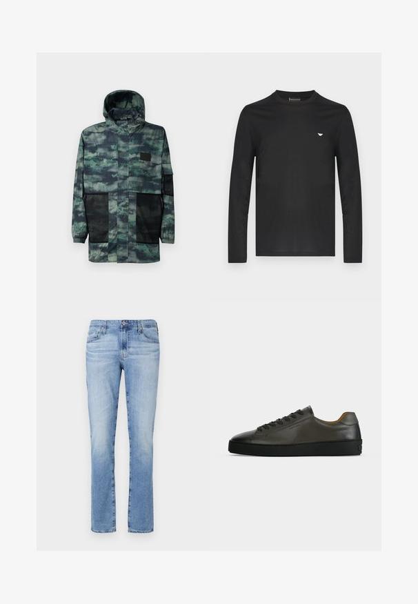 Vandtæt jakke i grøn camouflagemotiv med netlignende sidelommer, hætte med snøre og en frontlynlås med klaplukning.; Sort langærmet T-shirt lavet af bomuld. Har rund halsudskæring og en lille guldfarvet logo på venstre bryst. Glat tekstur, tætsiddende design.; Lyseblå denimjeans med lige ben, med knaplukning, fem lommer og let falmning i stoffet.; Lavtskåret mørkegrå læder sneaker med sorte snørebånd og sål, minimalistisk design, sideprofil på en ensfarvet lys baggrund.