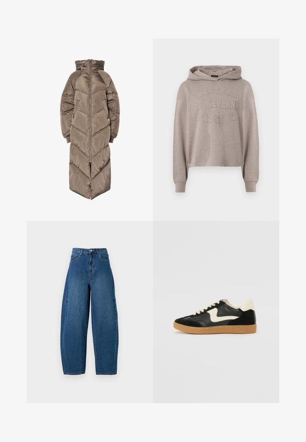 Lange, bruine donsjas met een ritssluiting aan de voorkant, capuchon en een diagonaal doorgestikt patroon. Voorzien van oversized mouwen en elastische manchetten.; Beige hoodie met lange mouwen en verhoogde tekst "Western St Keverne Padstow" op de voorkant.; Denim spijkerbroek in een medium blauwe wassingen, met een hoge taille, wijde broekspijpen en een standaard vijf-pocket ontwerp met zichtbare stikseldetails.; Zwarte suède en leren sneaker met een crèmekleurige zij-swoosh en lichte crèmekleurige hiel. Voorzien van beige veters en een gumrubberen zool.